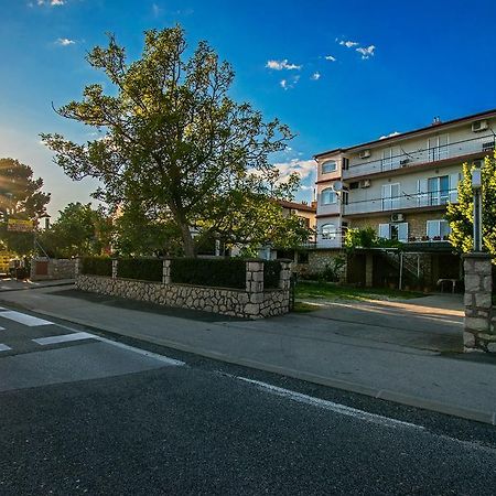 Diana Rooms And Apartments Starigrad Paklenica Exterior foto