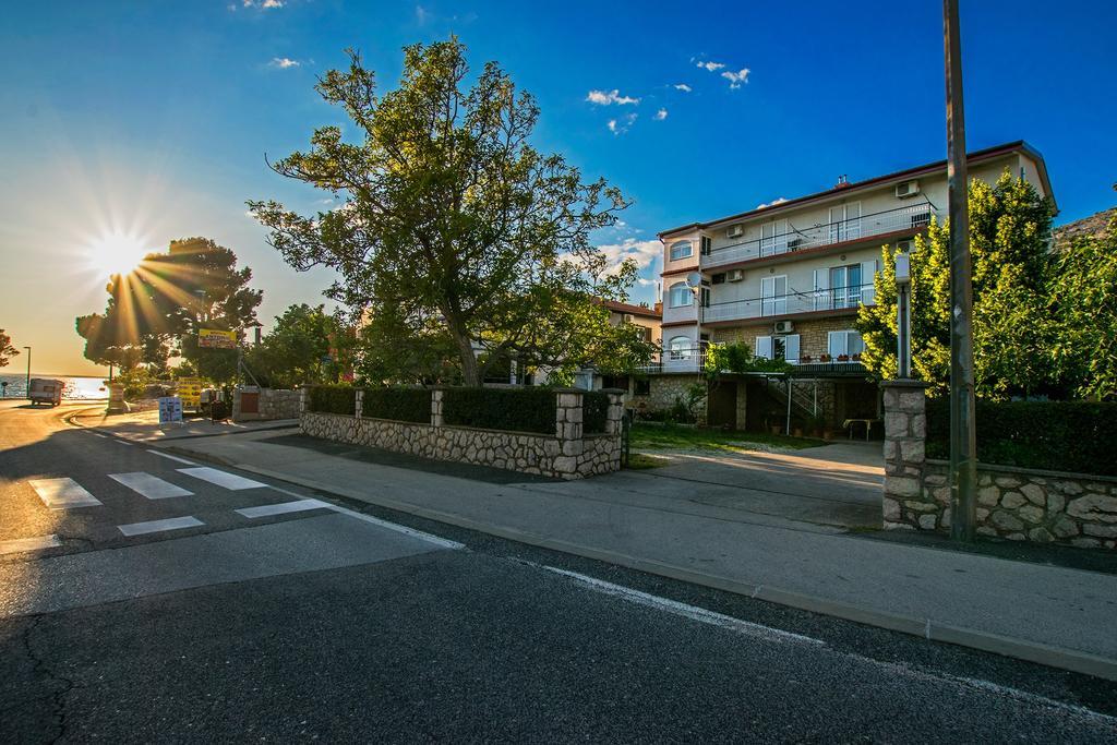 Diana Rooms And Apartments Starigrad Paklenica Exterior foto